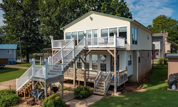 Claremont House | Lakefront, two bedroom, full bath. Relax, swim, kayak & fish on Lake Lookout.