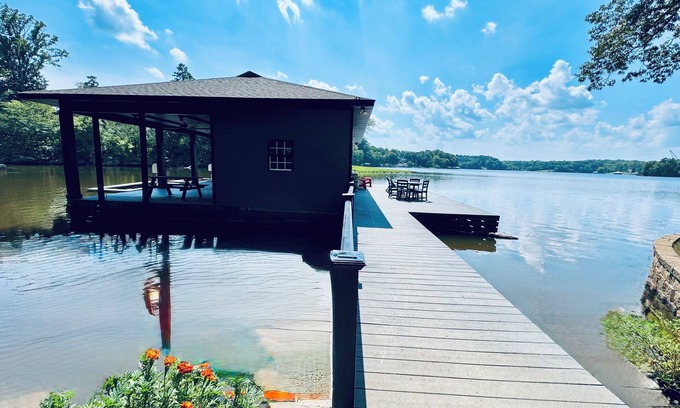 Leasburg House | Lakefront with Million Dollar Views on HYCO Lake
