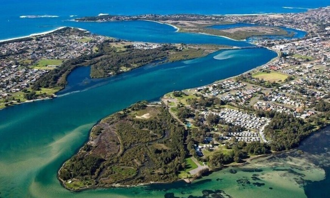 Lake Macquarie City Council House | Lakefront with Pool Sleeps 12