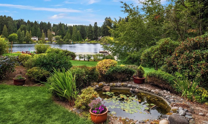 Leota House | Lakefront Woodinville Seattle Wine Country 3 BDRM 3 BTH House w English Garden