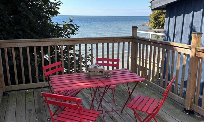 Dunnville Cabin | Lakehouse In Port Maitland on the shores of Lake Erie. Enjoy views & swimmingn
