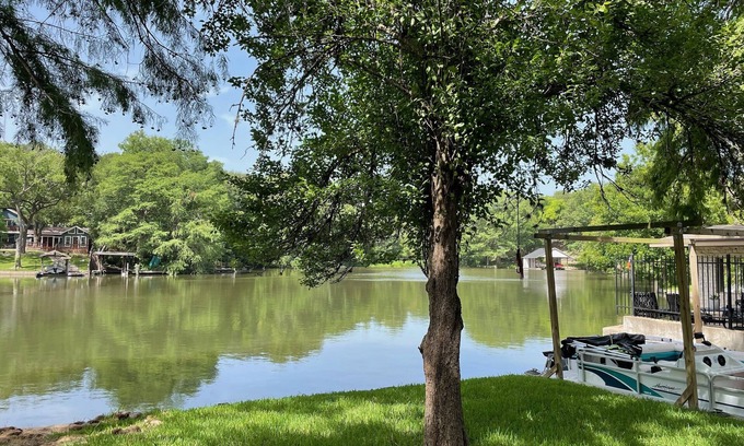 Windy Cove House | Lakehouse on Lake Austin! Gorgeous Views! NEW hot/cold tub on patio deck!