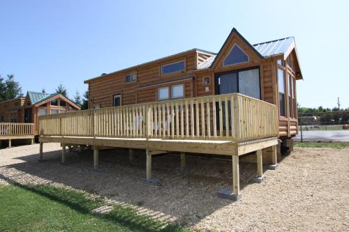 Milton Resort | Lakeland RV Campground Loft Cabin 1