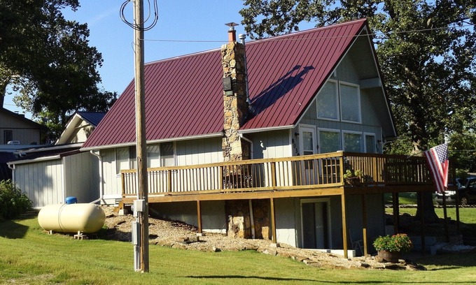 Beaver Shores Cottage | Lakeshore Cottage is a Charming Beaver Shores Cottage near Prairie Creek Marina