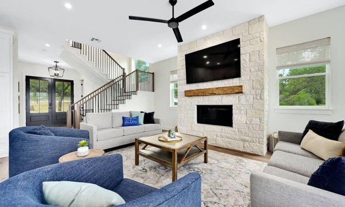 Spicewood House | Lakeshore Splendor- Lakefront + Dock!