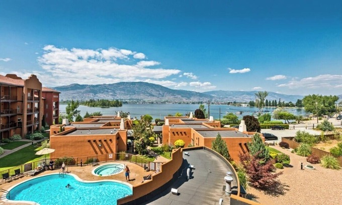 Okanagan-Similkameen Condo | Lakeshore Villas Resort - Three Bedroom Lakefront Condo