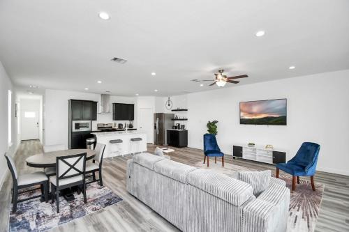 Southeast Houston House | Lakeside 4 Bedroom With King Bed Near Downtown