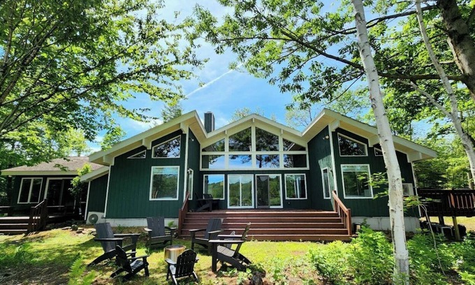 Becket House | Lakeside 5-BR Home in Idyllic Berkshires