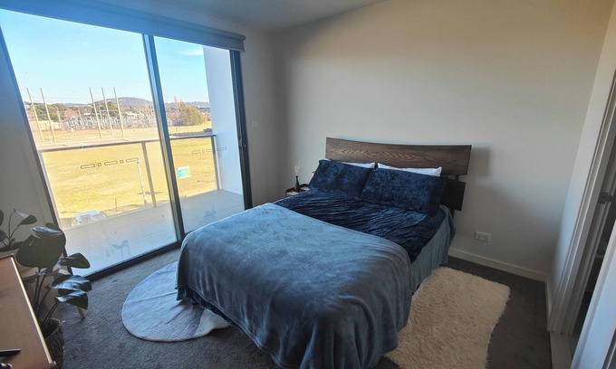 Kingston Apartment | Lakeside apartment, walking distance to foreshore