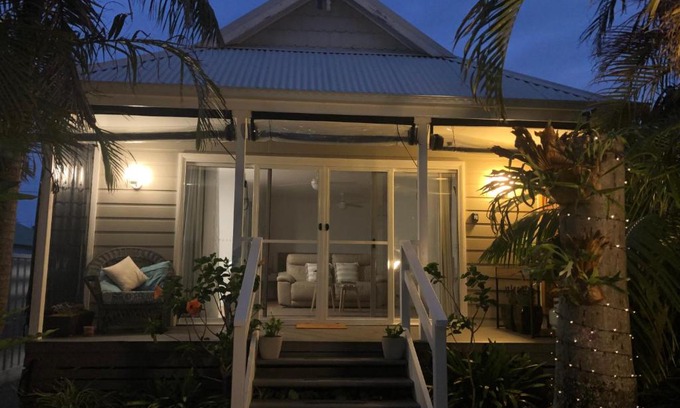 Marks Point Bed & Breakfast | Lakeside Bungalow