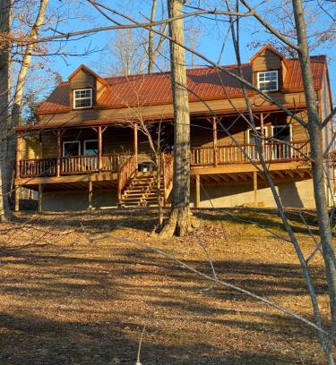 Corinth Ski Chalet | Lakeside Cabin Hot tub close to Ark Encounter