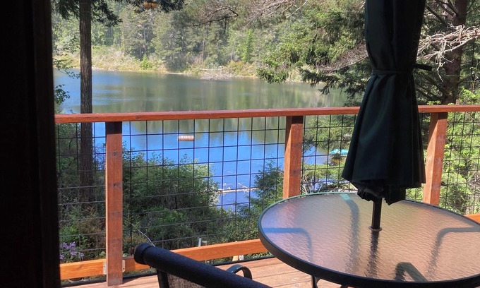 Florence Cabin | Lakeside cabin on the Central Oregon Coast