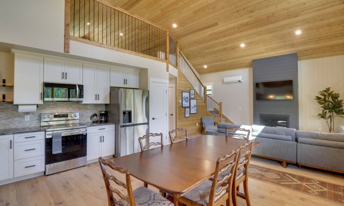 Lakeside Cabin | Lakeside Cabin Retreat w/Private Hot Tub!