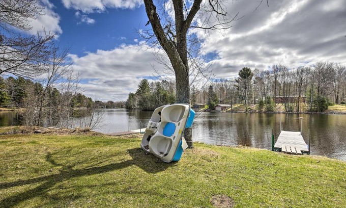 Holcombe House | Lakeside Cabin with Fire Pit Near Pine Point Park!