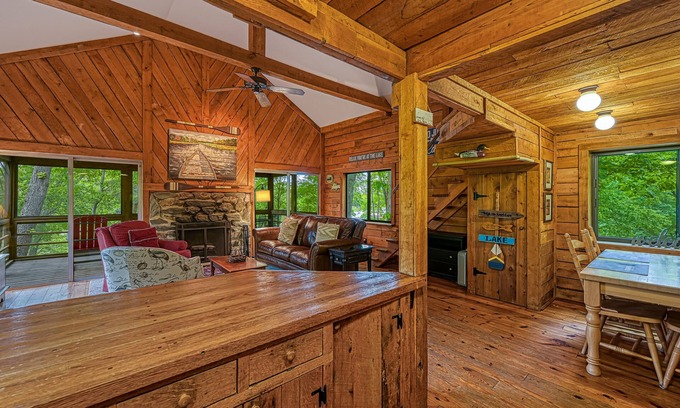 Huddleston Cabin | LakeSide Cabin with private hot tub, dock & screened porch - dog-friendly