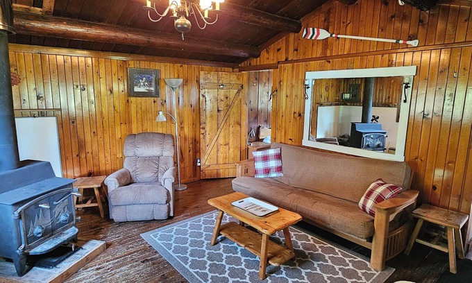 Kaslo Cabin | Lakeside Cedar Cabin at Paradise Hills