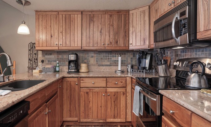 Grand Lake Condo | Lakeside Charm: Serene Getaway at Grand Lake