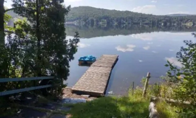 Saint-Hermenegilde Cottage | Lakeside cottage in Eastern Townships