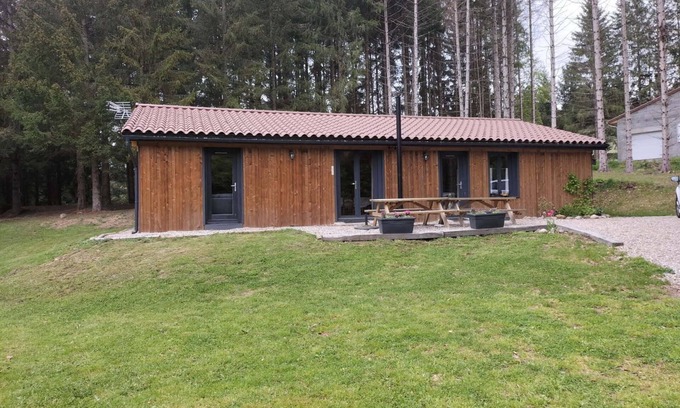 Le Lac-d'Issarles Ski Chalet | Lakeside cottage in the heart of nature