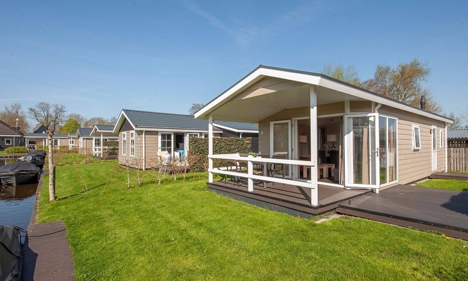 Zuideinde Cottage | Lakeside Cottage with Boat