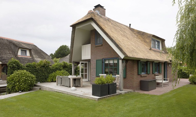 Wanneperveen Villa | Lakeside Escape near Giethoorn