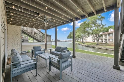 Walden on Lake Conroe House | Lakeside Getaway Quiet Canal 2 Story Deck