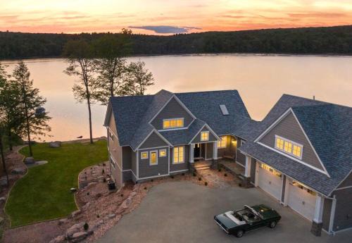 Monticello Villa | Lakeside Lodge with Studio Apartment