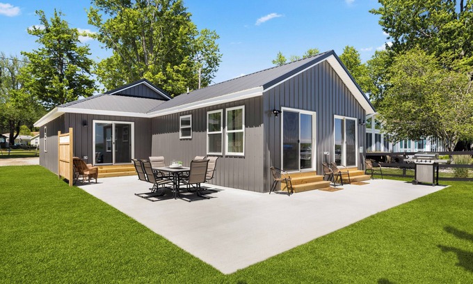 Shelbyville Cottage | Lakeside Luxury Cottage - Boat Rentals/Dock/Lakefront