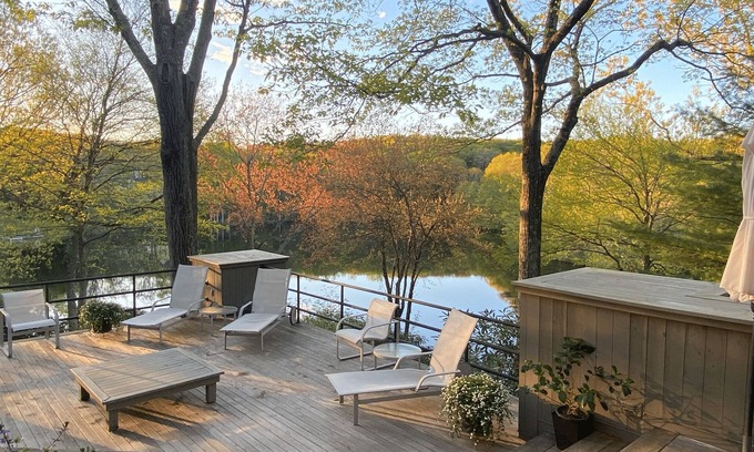 Bedford House | Lakeside luxury, nestled in nature -1 hr north of NYC