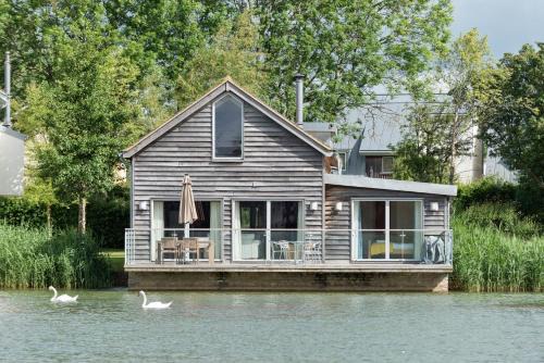 Cirencester House | Lakeside property with hot tub Barn Owl HM08