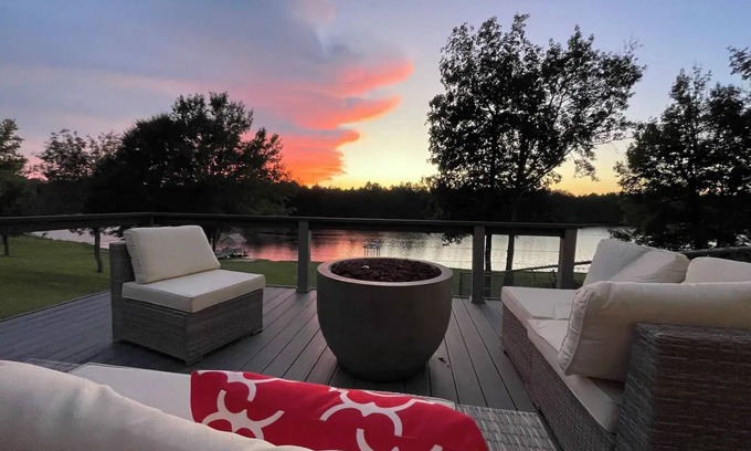 Hattiesburg House | Lakeside Runway Retreat, waterfront kayaks, luxury in the country