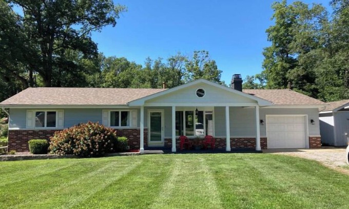 Effingham House | Lakeside Sarandipity: Sleeps 8 with outdoor spaces!
