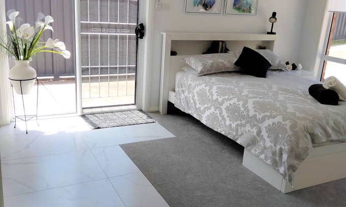 Wangi Wangi House | Lakeside self-contained room with private entry - 1 min from Wangi jetty