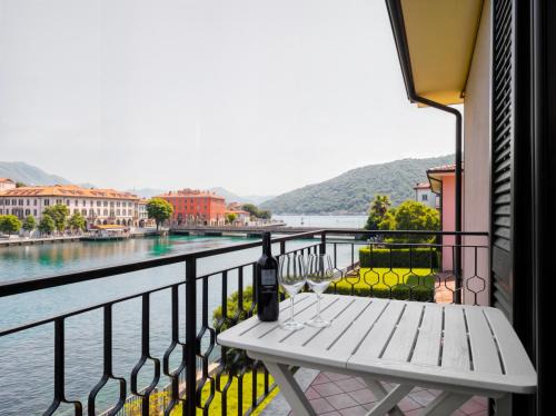 Paratico Apartment | LAKESIDE SERENITY ESCAPE - Free Wi-Fi and Private Parking Included