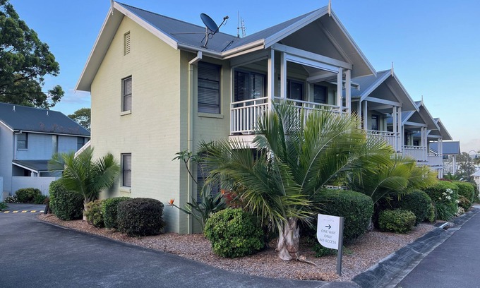 Cams Wharf House | Lakeside Terrace Plus Raffertys Resort a Four Star Apt.