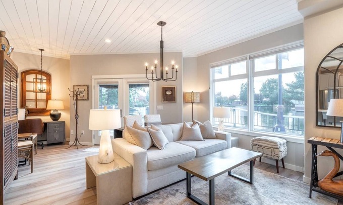 Sherwood - Tualatin South Condo | LAKESIDE URBAN INN . . . truly a HIDDEN GEM on the LAKE in Downtown Tualatin!