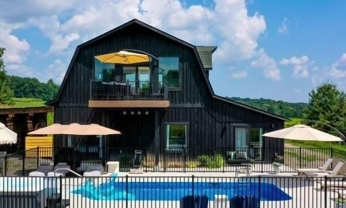 Hammondsport Cottage | Lakeside Villa with Pool and Hot Tub and Vineyard
