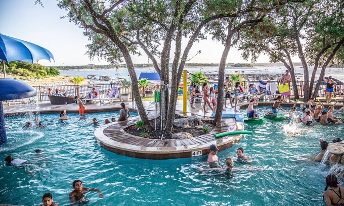Volente Cabin | LakeTravis Bungalow 5: Free waterpark & Low clean fee