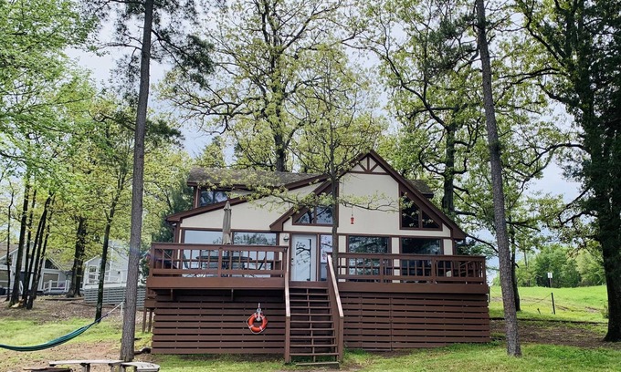 Scroggins House | 'Lakeview Canoe' Lakefront Cabin w/Private Dock & Boat Slip on Cypress Springs