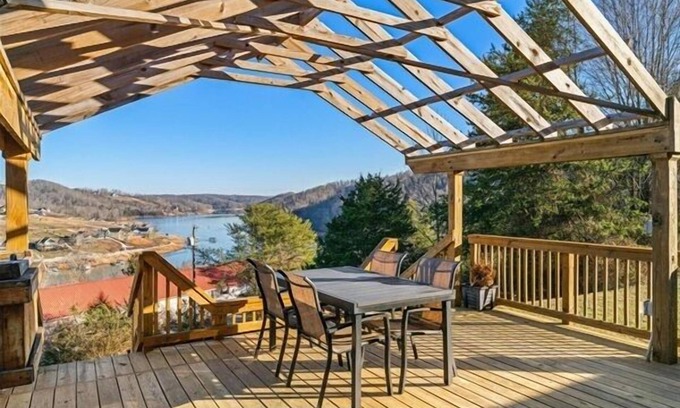 La Follette House | Lakeview GEM with boat slip