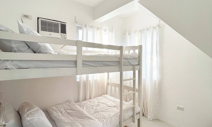 Mataas Na Kahoy House | Lakeview Loft with Sunset Deck