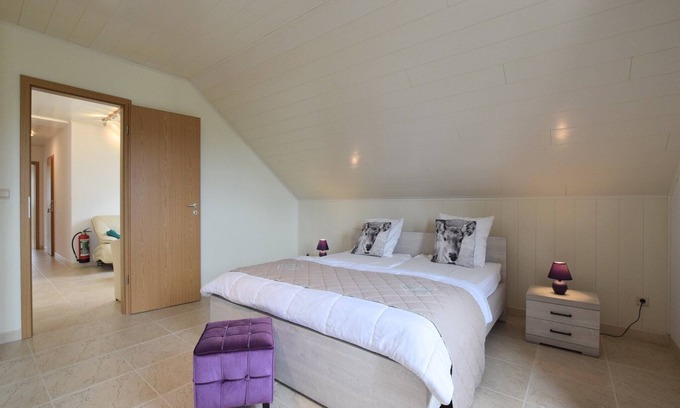 Vielsalm Apartment | Lakeview Stay in Vielsalm
