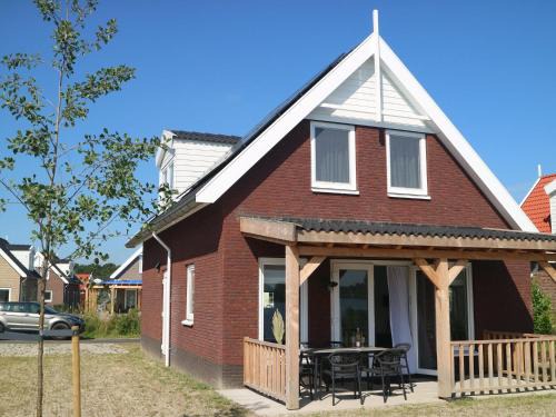 Municipality of Nissewaard House | Lakeview villa with swimming and fishing pier