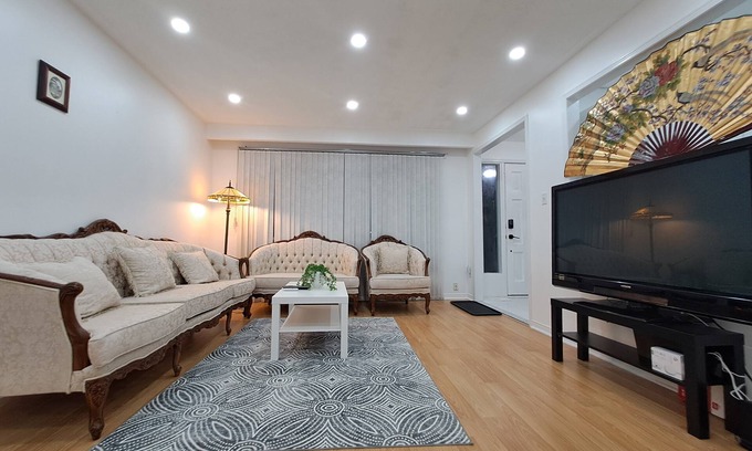 Malton House | Lala-air (5km to Pearson airport. 250m to Westwood mall. 2.5km to GO station)