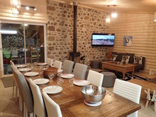 Montaigut-le-Blanc House | Lama-Gîte-des-Puys chalet écologique à 30km des pistes, visite aux lamas Charge VE
