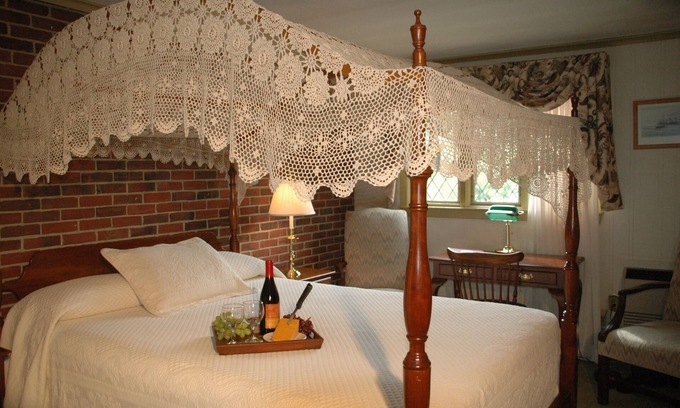 Hampton Hotel | Lamie's Inn and The Old Salt Restaurant