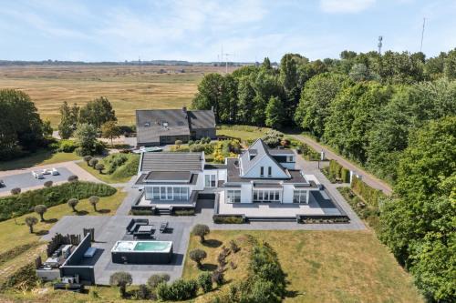 Ouddorp Villa | Landgoed Hermitage - Villa Minerva - XXL Zwemspa - max 16 personen