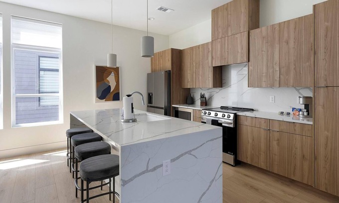 Dallas Apartment | Landing | Amazing 2BD in Downtown Dallas