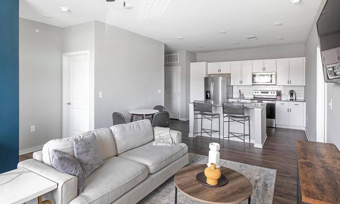 Madison Apartment | Landing | Amazing 2BD, Pool, Gym