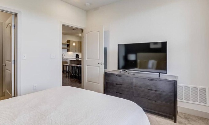 Waldron Apartment | Landing at Altitude 970 - 1 Bedroom in Parkdale Walden